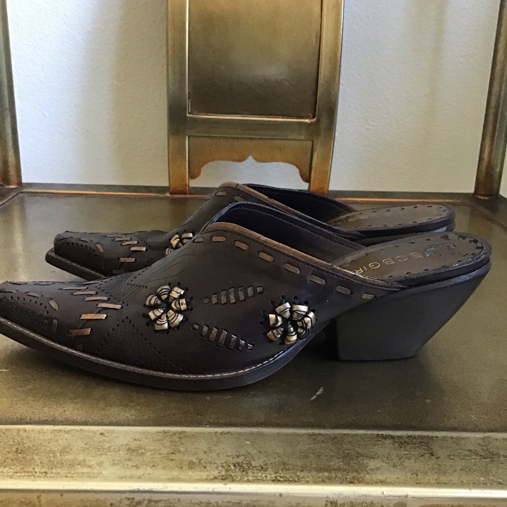 Shoes - Picture 2 of 5